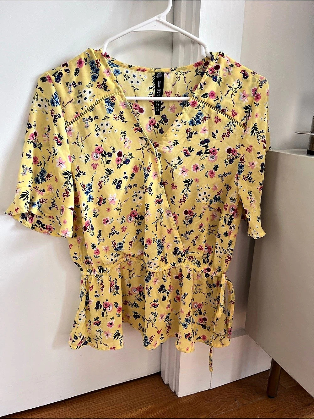 Design lab Floral Peplum Blouse in Yellow Size Medium Like New